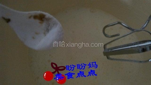 蛋清在无水无油的盆里用打蛋器打到粗泡，加入1克盐和几滴白醋打发