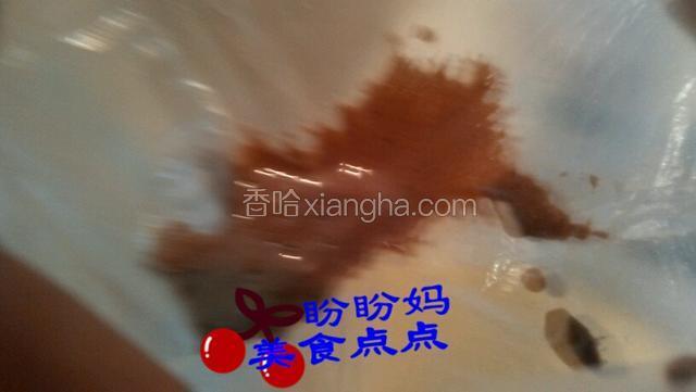 大部分倒入烤盘，震出泡来，烤盘内。留少许面糊加入可可粉翻拌