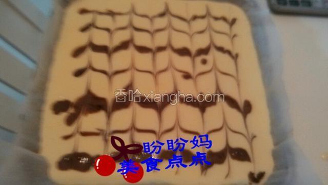 然后用牙签将横向的可可粉纹路向相反方向划开，就是第一行上划第二行就下划