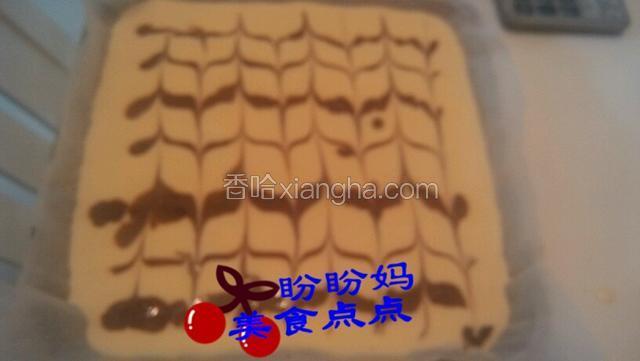 震出气泡。融入的烤箱。180度烤15分钟