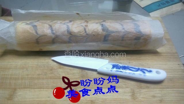 取出后趁热用油纸卷起来。定型