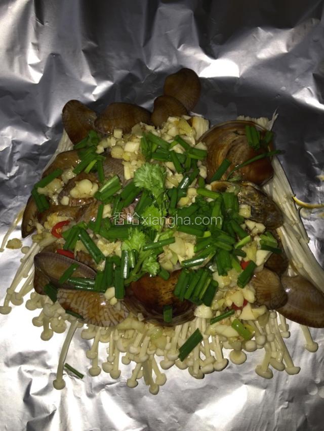 摆好锡纸，把洗净的金针菇铺在下面，螺放一点耗油扮均匀，摆在金针菇上，把之前调好的蒜蓉淋在螺上面，撒上葱花（我喜欢吃熟的葱花，也可以烤好了开锡纸再撒上），包好锡纸。一定要包好哦，不然烤的时候漏汁水出来。