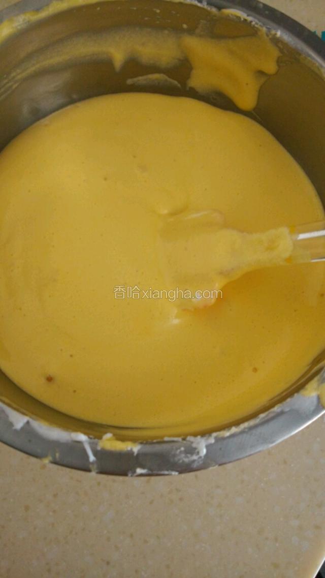混合好的面糊，刀划过有明显划痕，较粘稠。