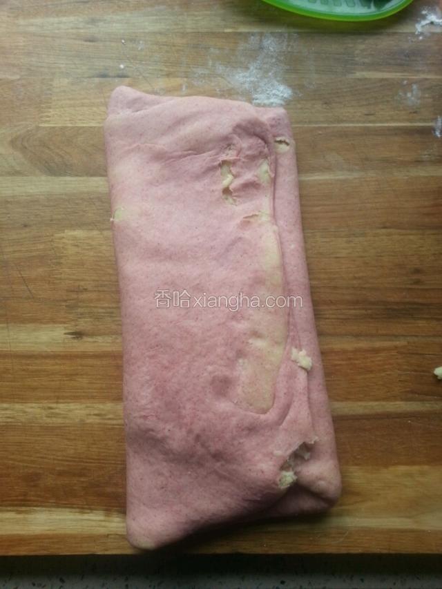 擀开，在对折，在擀开，做成长条
下剂子60克一个，包入芝麻馅或者白糖馅
按扁放在烤盘里，刷上蛋黄，撒上芝麻