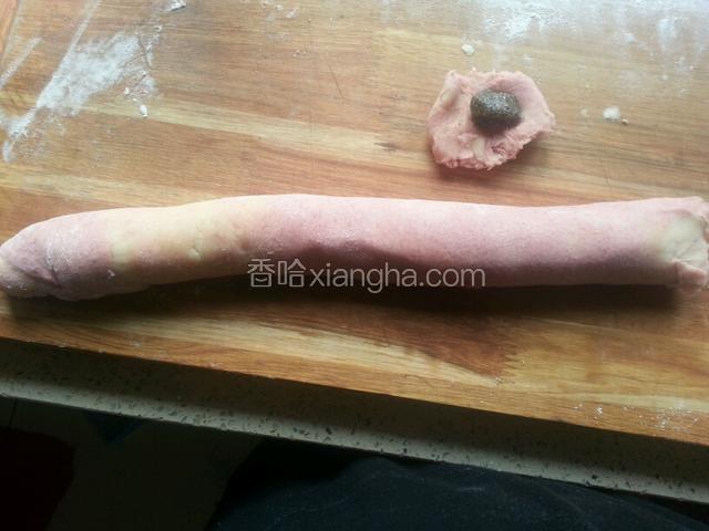 白糖馅，白糖加入少许面粉伴均匀了，就可以做馅了。