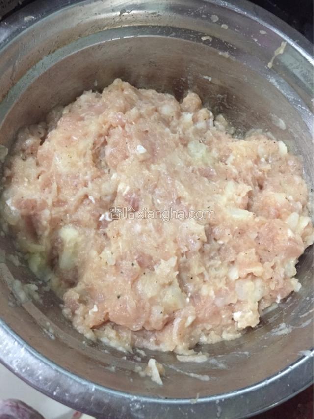 把腌好的猪肉倒在土豆泥，用手抓均匀，备用。


Ps：喜欢的可以加上葱花，洋葱粒。一起混合。