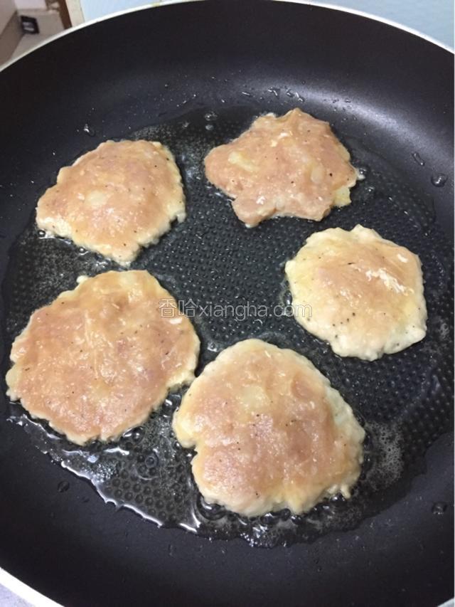 取适量揉圆，再轻轻压成饼狀
沾上蛋液后，放入已放油的平底锅中以中小火煎。