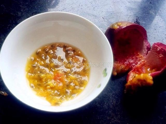 百香果切开取果肉。