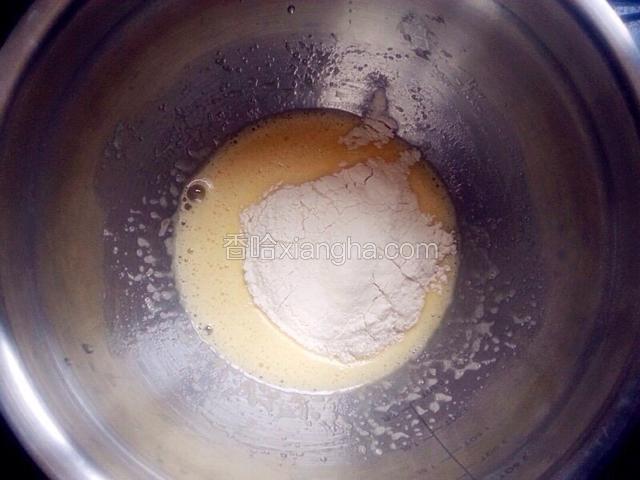 加入过筛的低粉泡打粉，拌匀。