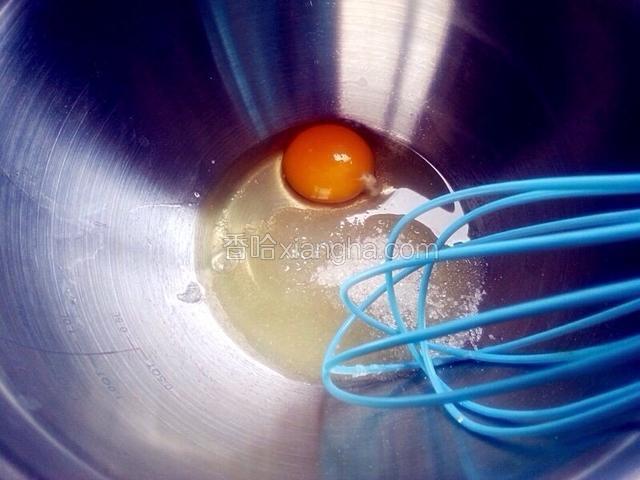 鸡蛋加糖搅拌至糖溶解无颗粒。