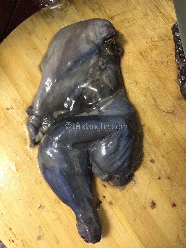 乌鸡去鸡皮，去脖子，去鸡头，去鸡翼尖，去屁股。
为什么那么多东西不要呢？
因为鸡身最毒的5个地方就是这里了。
而且这样煲出来的汤就不会那么多鸡油。
吃太多动物油是不好的。
