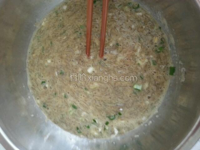 加入适量鸡蛋，切碎的葱花，适量盐，我那些蜢子虾加的是三个鸡蛋，搅拌均匀