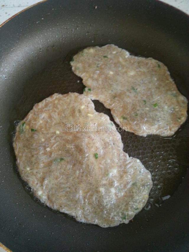油热用勺子倒入已搅拌好的鸡蛋糊，大小视自己喜好来定，可以尽量摊薄