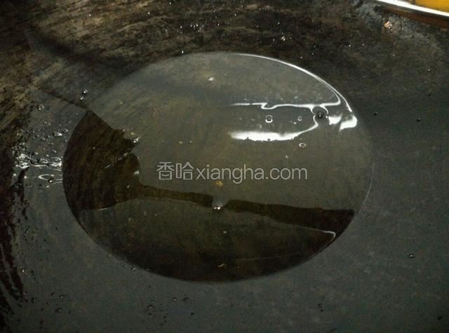 锅里放入油，油大火烧至冒烟