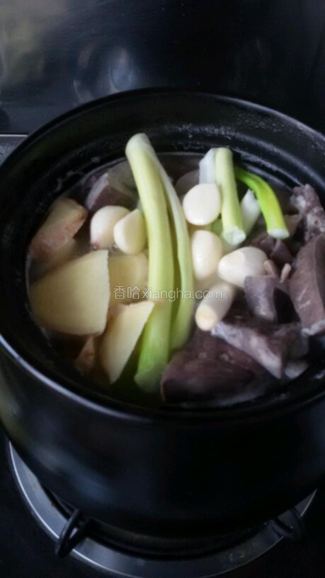大火开锅去掉浮沫，放調料。