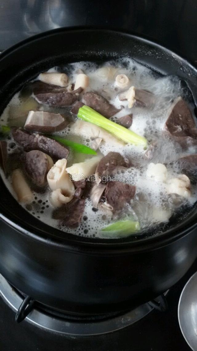 調料放入不加酱油，只加盐改小火炖一个小时右即可。