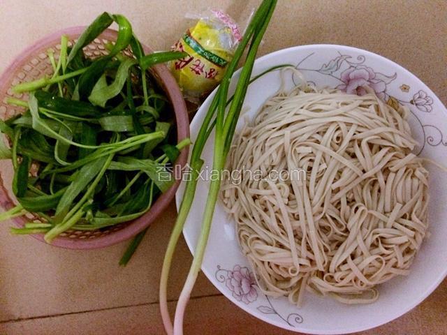洗净青菜，葱，准备好皮蛋，面条…