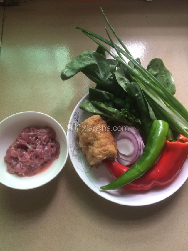 牛肉横条纹切片，倒入少量水淀粉加盐抓一会，牛肉吸收水淀粉后，加蚝油生抽腌制10分钟，配菜洗净备用…