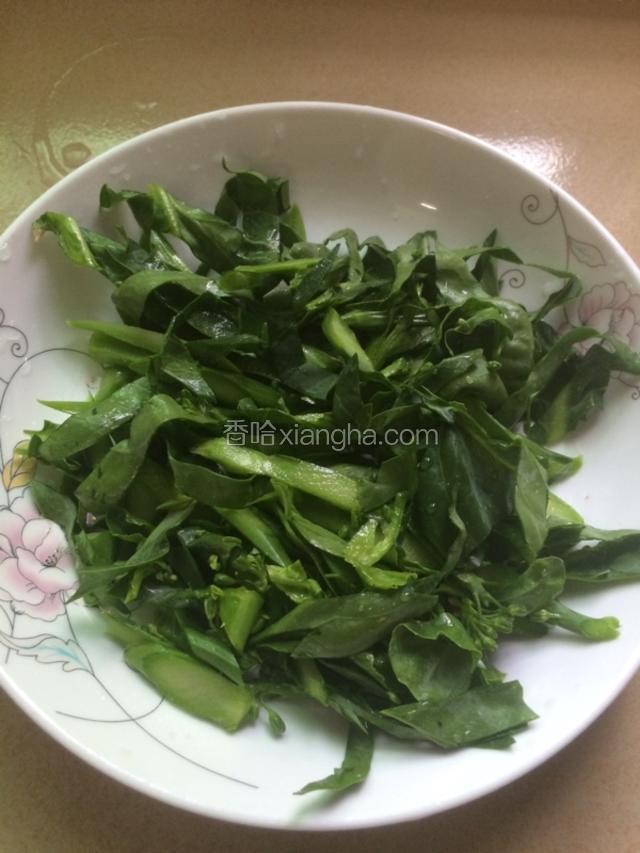 芥蓝菜斜刀切片备用