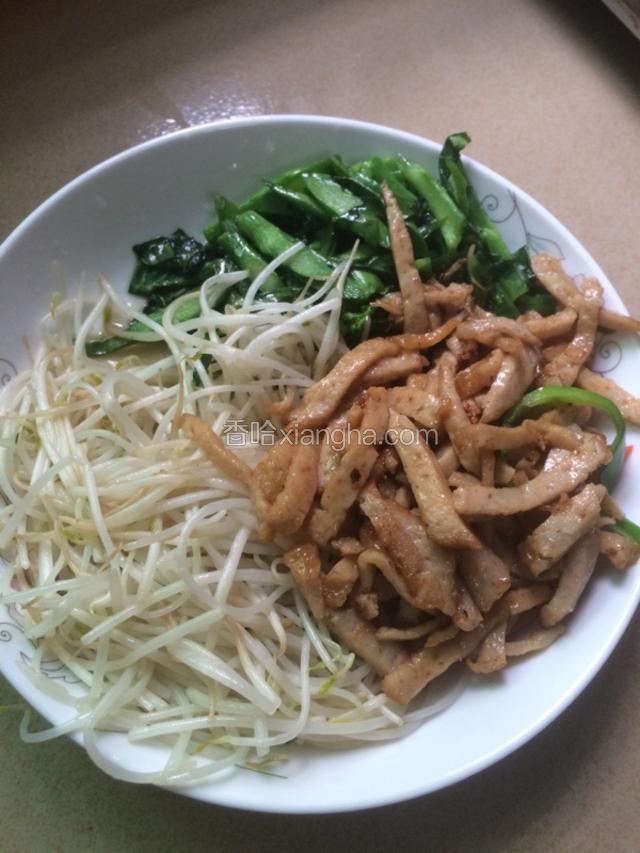 分别把豆芽，芥蓝，肉卷炒好，炒时放适量盐…