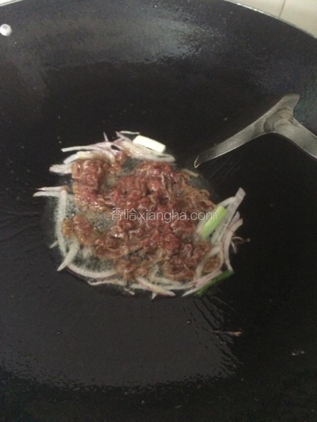 锅里烧热转中火放油总洋葱丝煸炒牛肉片…