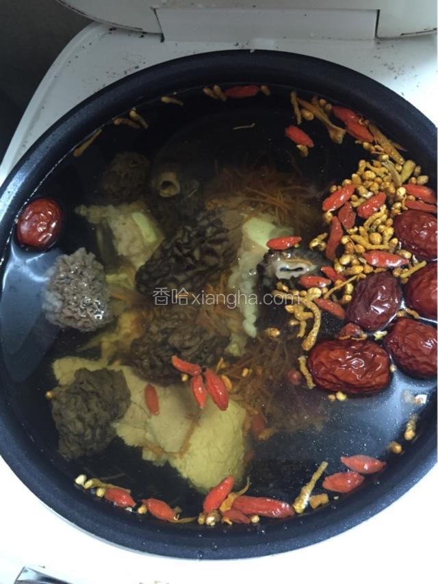 所有东西一起煮至2个钟。
大火滚后，最小火煮至1个半钟。

要是没空就拿电饭煲煮，直接按煲汤的，我家的电饭煲就是煮好就自动跳到保温。