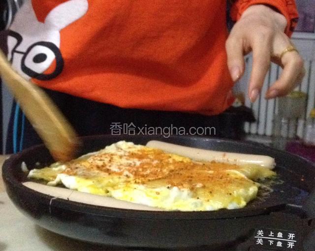 翻面。打入鸡蛋。
用铲子把鸡蛋液弄散铺在冷面片上