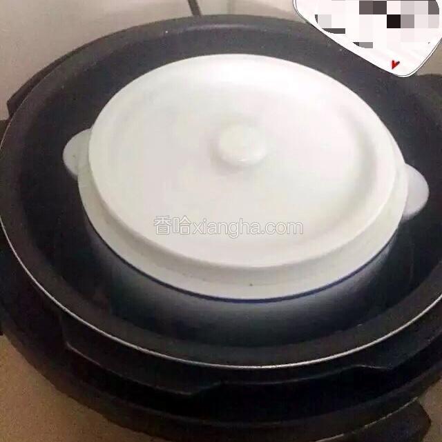 接着盖上炖盅盖子，因为我买的炖盅较大，我就只盖了这个盖子，一样可以炖，最后把电饭锅盖盖上，把档位调到猪蹄档炖就可以了，约需要50分钟时间就可以了…