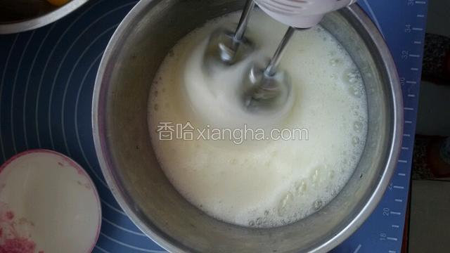 糖，盐，塔塔粉放入蛋白盆中，用搅拌机打至泡状。