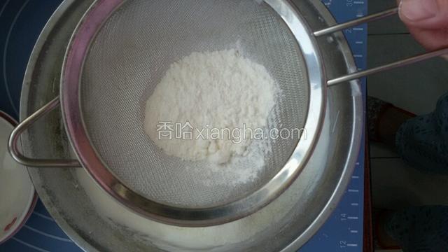 然后筛入低筋面粉，用橡皮刮刀轻轻拌匀。
