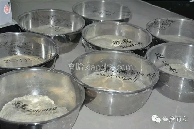 一、 配方：
1. 苹果酵母液：苹果1个，砂糖30克，蜂蜜30克，水800克。
2. 种面：苹果酵母液300克，法国面粉300克。
3. 主面：法国面粉1000克，砂糖60克，干酵母12克，盐12克，冰水480克，蔓越莓干100克，巧克力水滴100克。