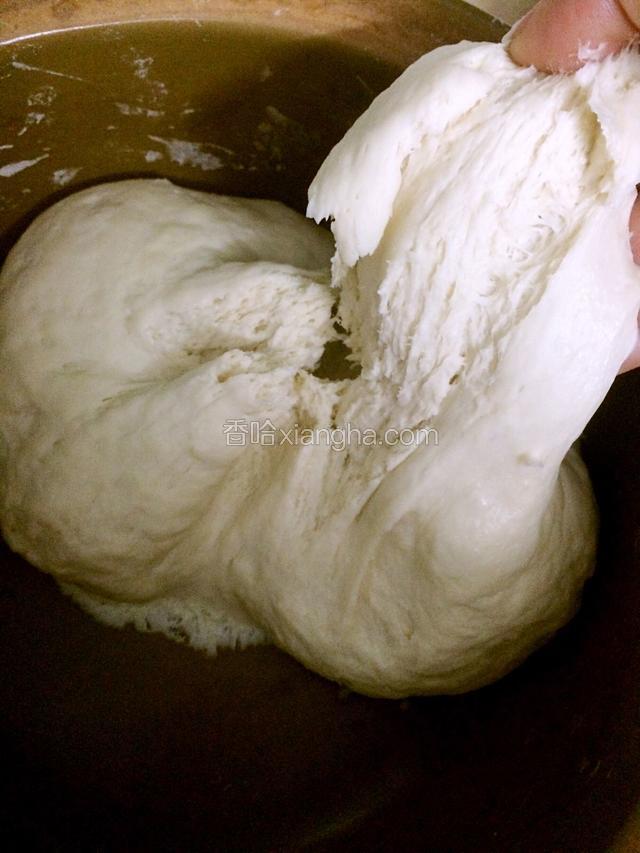时间到了就可以打开看看发面情况，面团变成原来大了，拉开看里面充满小孔就可以了！
