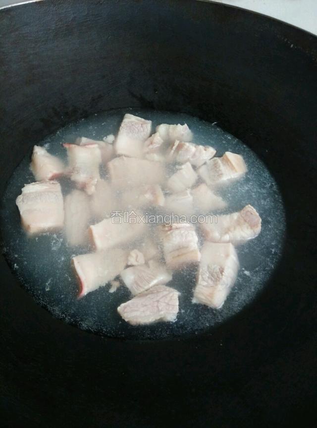 五花肉焯水，去油，捞出来过冷河，