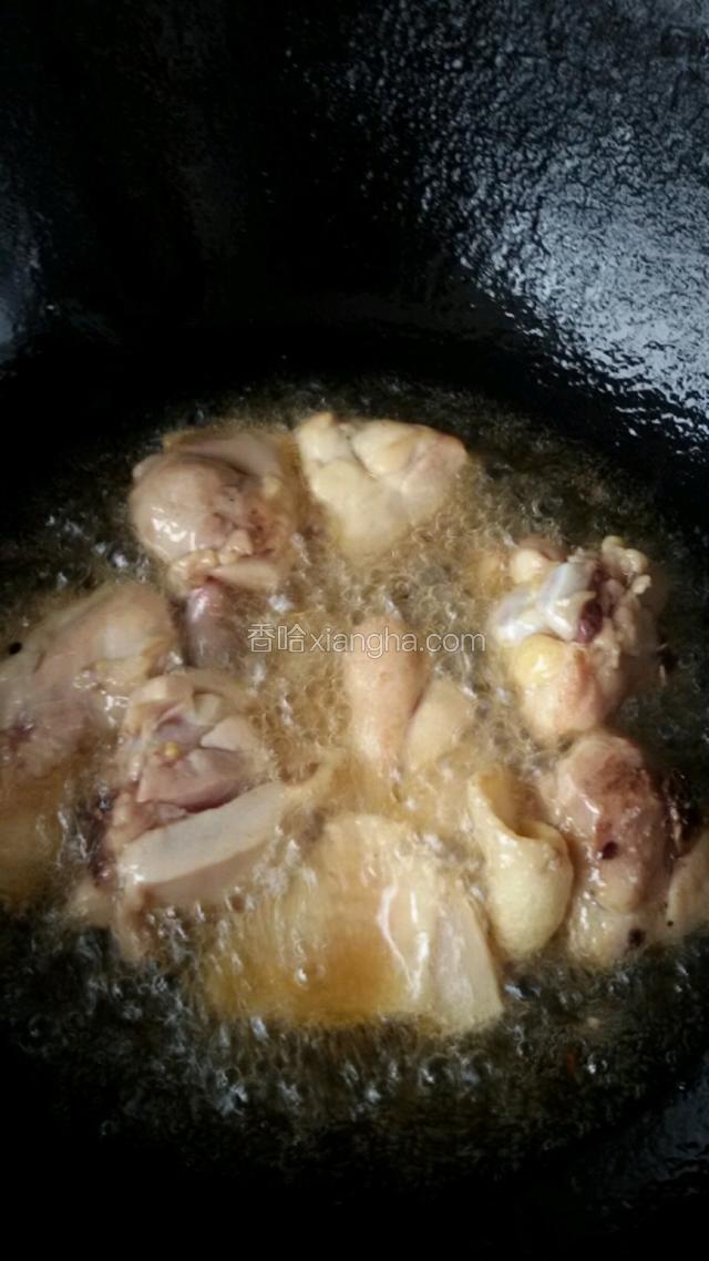 剩下油炸鸡腿块，把鸡腿中油比出。