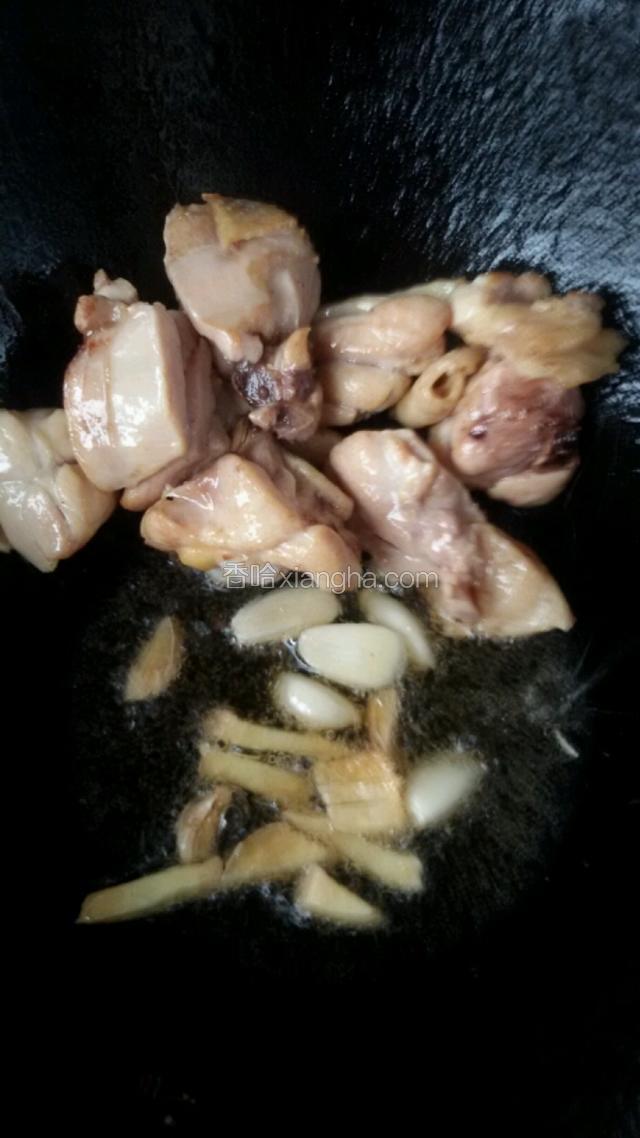 用铲子推一边，下姜丝和蒜片爆香。