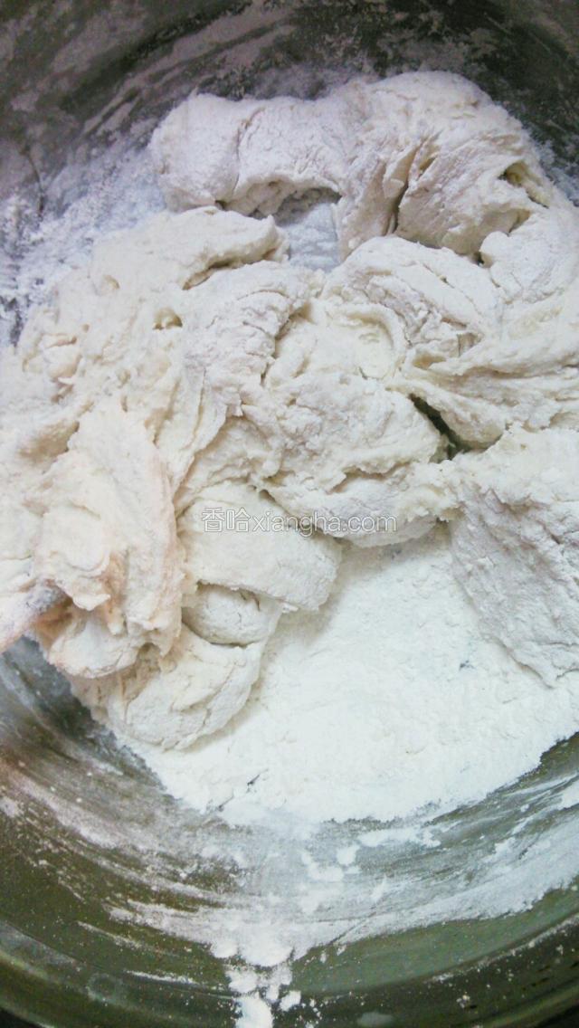 一边加开水一边搅拌糯米粉成块状