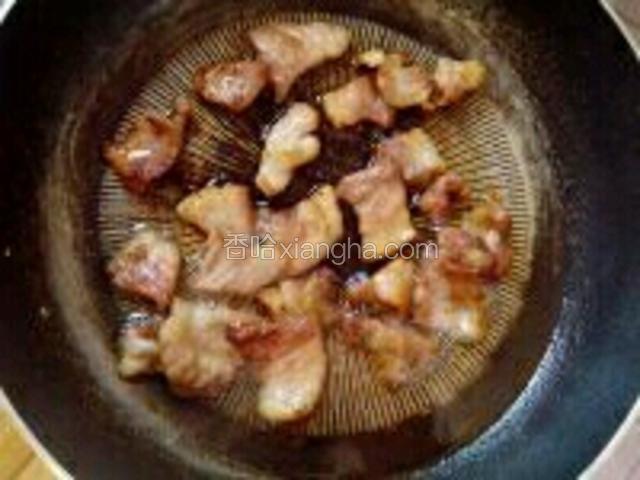 热锅少油先放五花肉片煸炒至肉出油（喜欢吃肥一点的就少煸一会，喜欢吃干香的就把肉多煎一会）