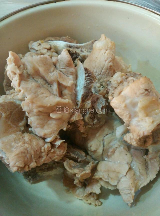 骨头洗净，焯水，撇去浮沫，放高压锅煲20分钟。高压锅冒汽儿转为小火。注意不要煮过了，肉肉太软没嚼劲。取出骨头待凉。