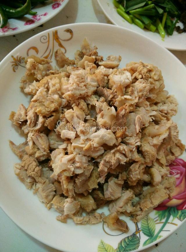 待骨头凉了，撕下骨头上的肉肉。撕小一点。
