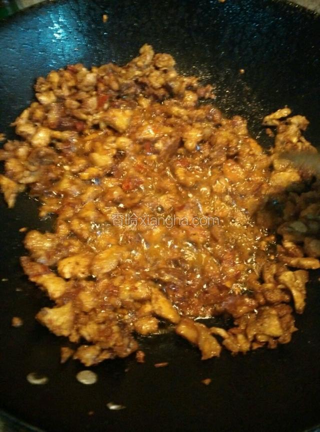 起锅热油，下肉肉翻炒，下姜蒜，要炒到肉肉变成微黄，水分炒干就可以了。