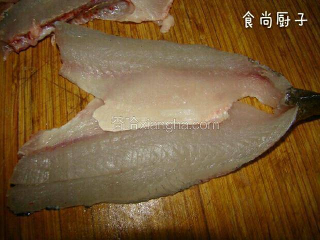 顺着鱼骨剔下两片鱼肉，去掉胸部鱼刺，鱼尾要连着。
