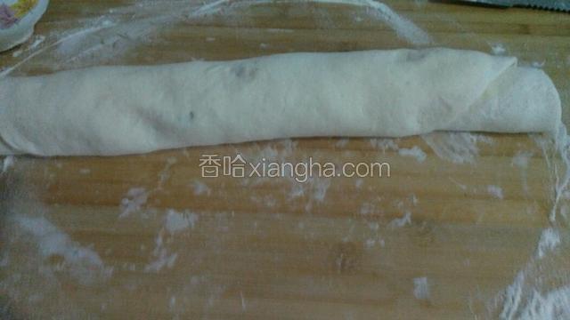 拿块发好的面，进行擀开，擀好抹点油，把拌好肉放上抹匀，进行卷起。卷好切开，太长锅蒸不下。