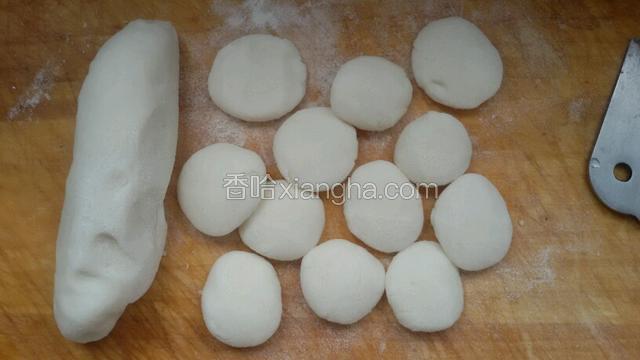 澄面，生粉和少许面粉用开水烫面成絮壮，加少许色拉油和均匀，醒10分钟揪出小挤子。