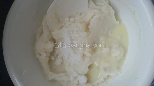 到入盆中趁热加糖和炼乳拌匀。