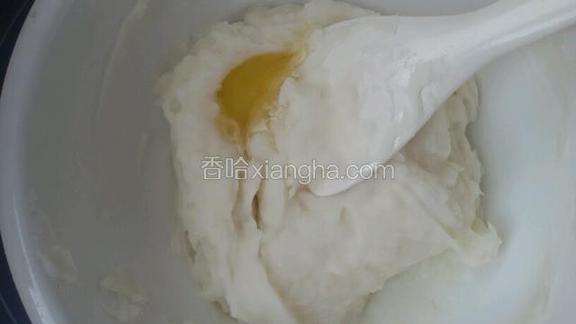 在放一小勺色拉油拌匀。