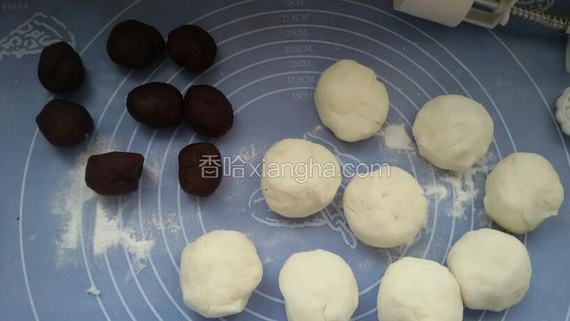 揪出山药泥50克剂子备用，在把豆沙馅揪出20克挤子备用。