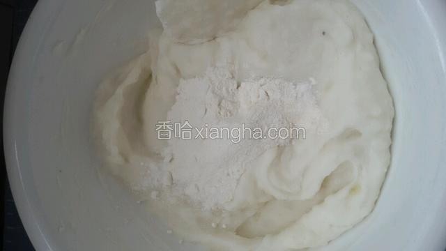 把熟大米粉拌入和成团。