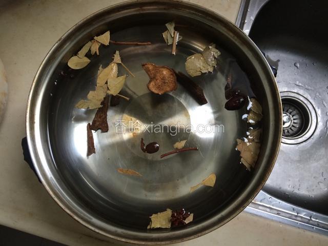 一大锅水，水里放草果，香叶，八角，桂皮，陈皮
