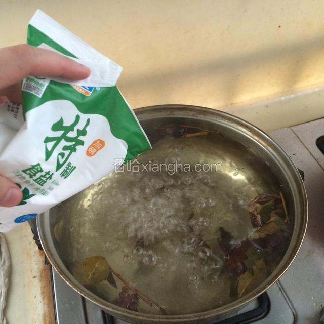 水烧开后放食盐，一点点加，直到水里的盐达到饱和状态，即水里的盐无法再溶解。然后关火将水完全冷却