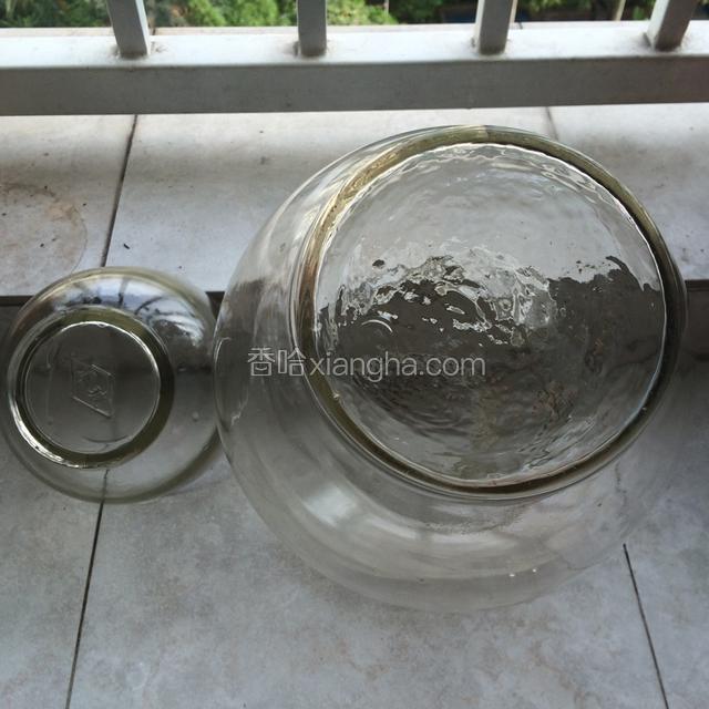 将玻璃罐洗干净放阳台滤干水